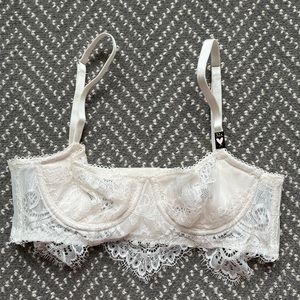 ‼️ Victoria’s Secret white unlined lace bra in size 32A ‼️